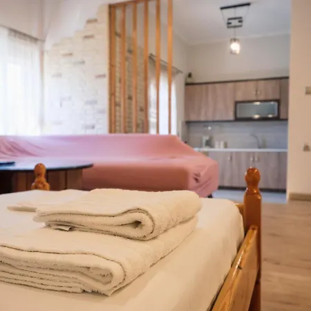 Kellys Cozy One Bedroom House Next To The Lägenhet Ikonomianika